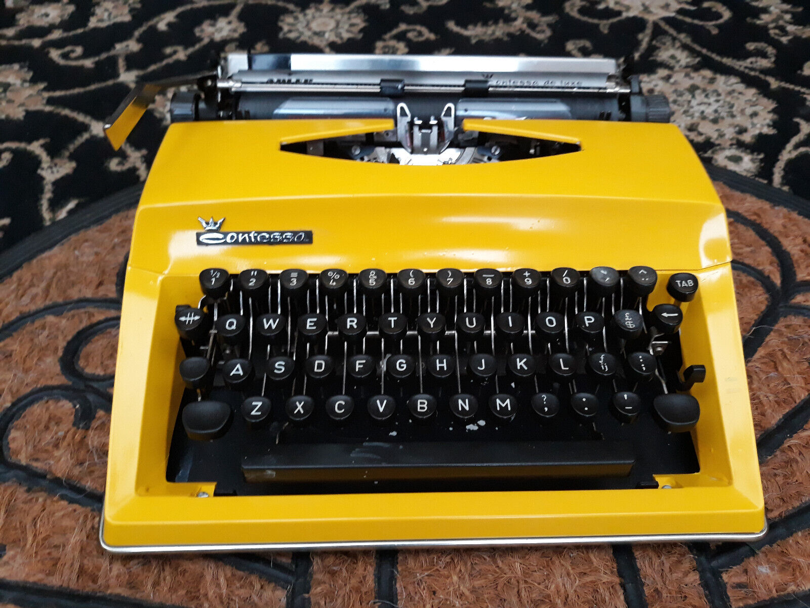 Beautifull yellow Contessa vintage portable typewriter with case