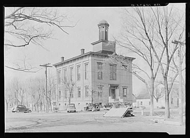 Photo:The courthouse in Shawneetown, Illinois