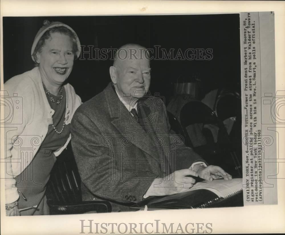1962 Press Photo Former President Hoover with Mrs. Smart signs poll register