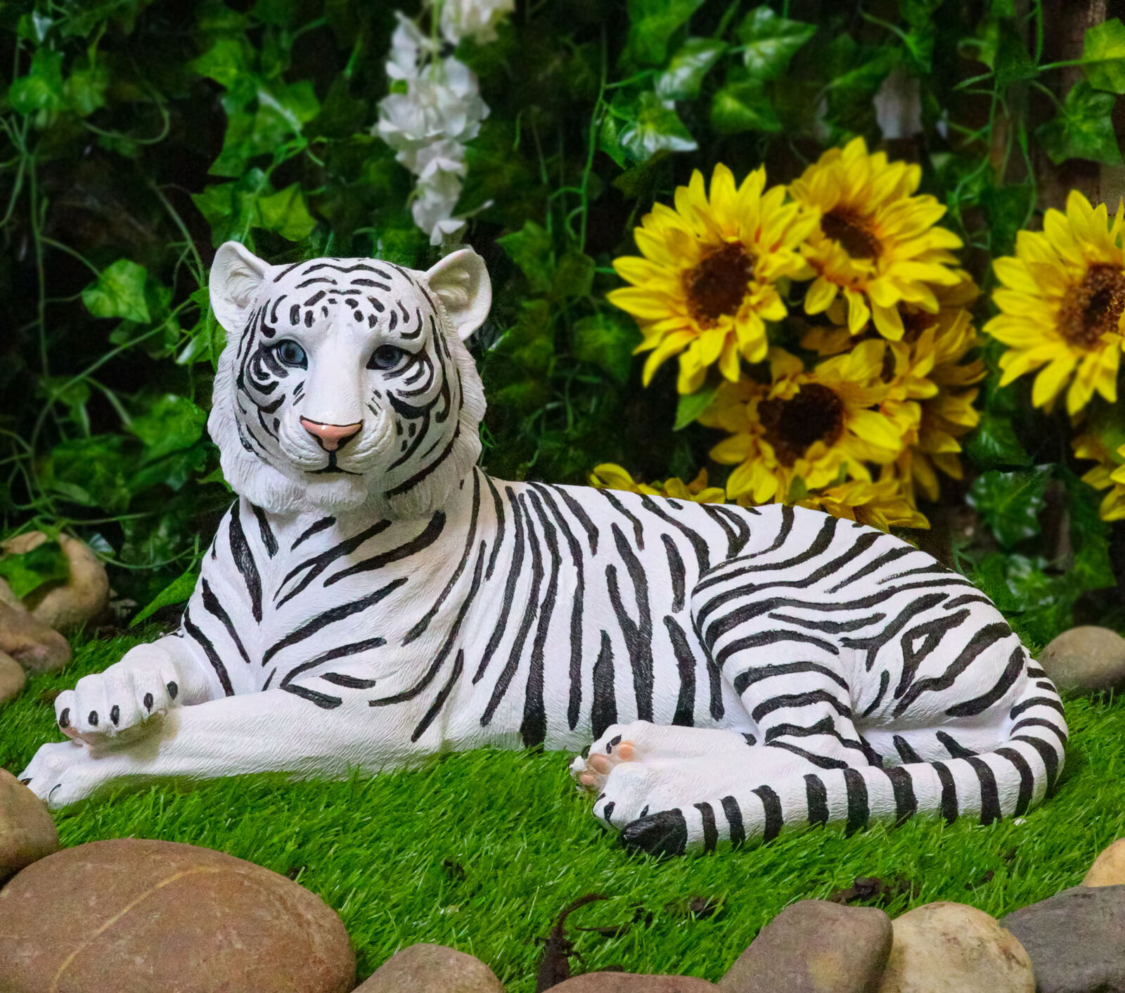 Large Siberian Ghost White Tiger Resting 15.5\