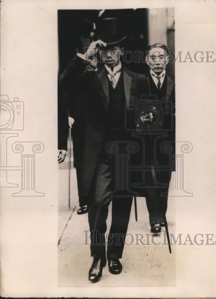 1921 Press Photo Japan\'s Prince Hirohito wearing a suit walking - pix08750