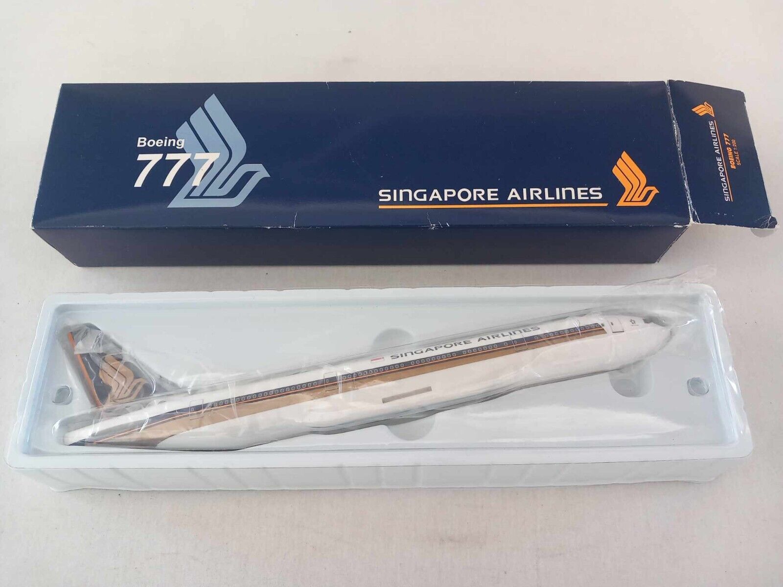 Singapore Airlines  Boeing 777 scale  1:200  aircraft plastic kit by Ever Rise