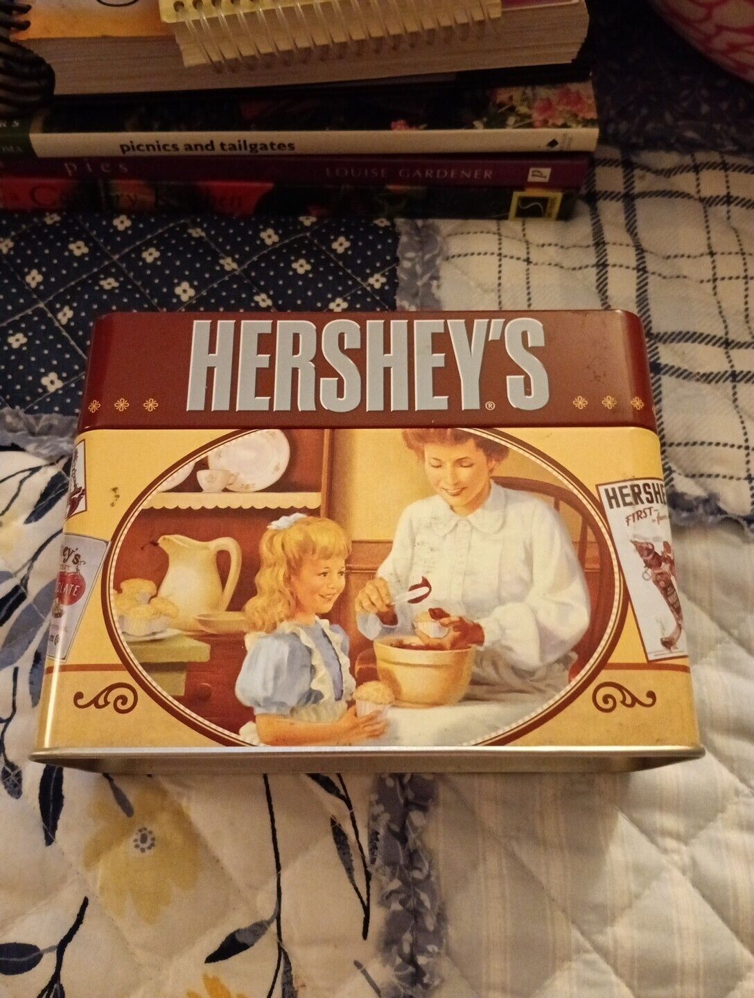 2013 Hershey\'s Chocolate Keepsake Recipe Tin with 99 Recipe Cards