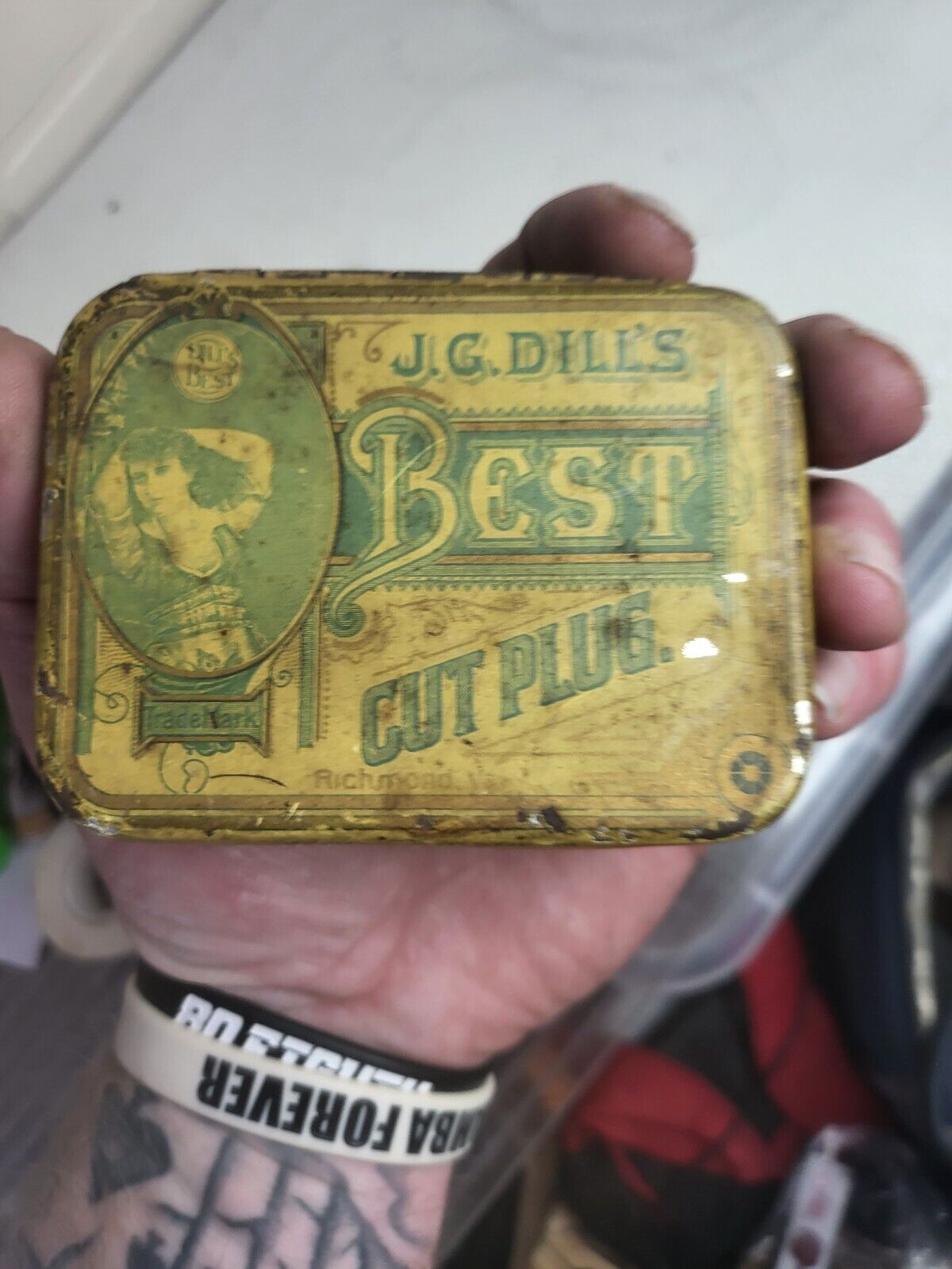 Vintage J.G. DILL\'S BEST CUT PLUG TOBACCO TIN