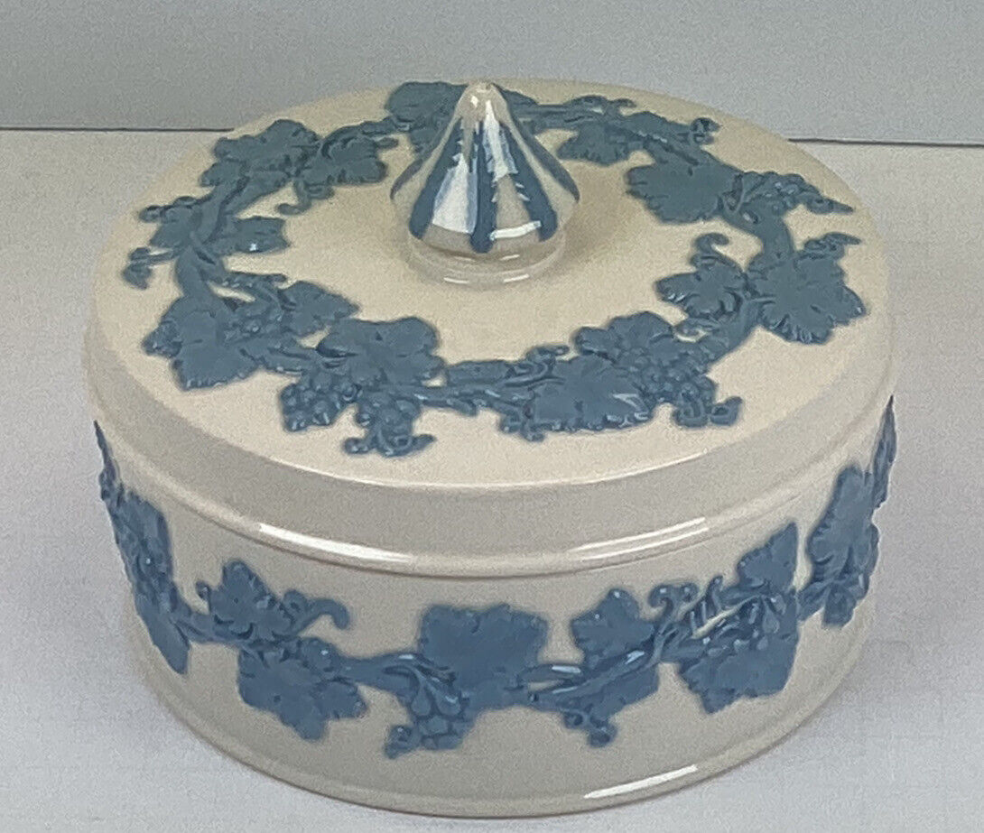 Wedgwood queenswear lavender on cream bowl Box with lid