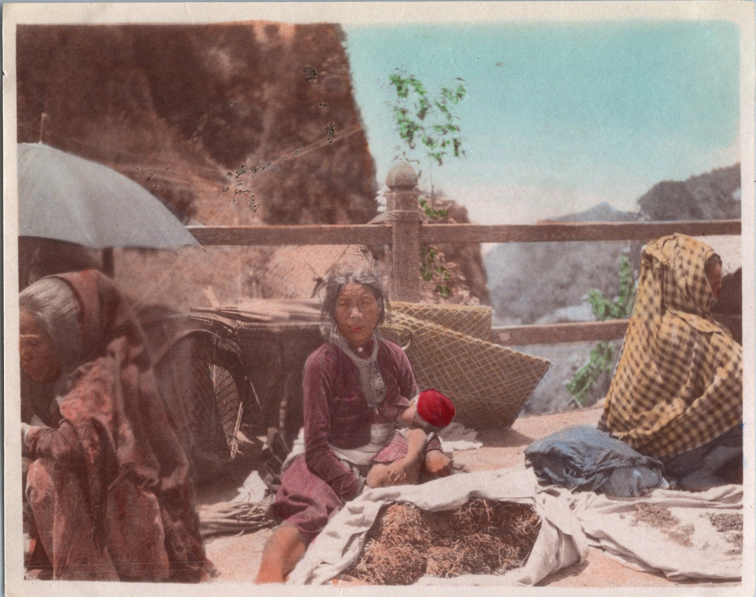 India, Benares, Portrait of Three Sitting Women, Vintage Print, circa 1900 Tirag