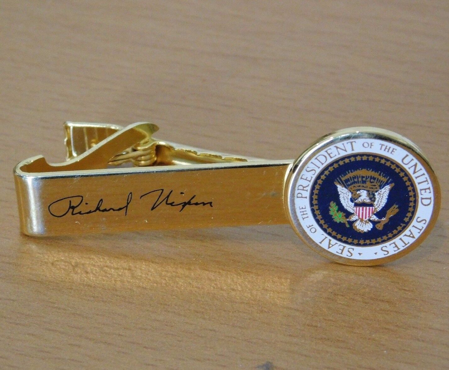Authentic White House Presidential Seal Richard Nixon VIP gift Tiebar Mint