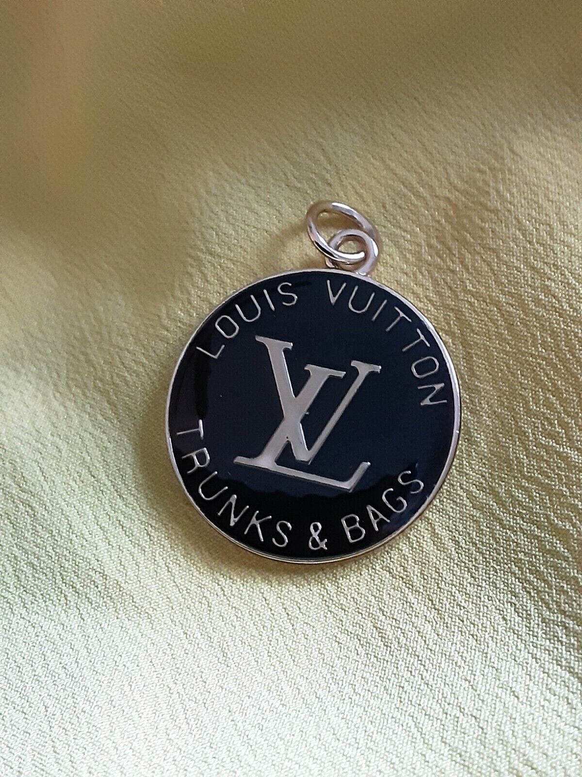 100% Louis Vuitton Zipper Pull Black Size: 28 mm or 1 inch , metal 