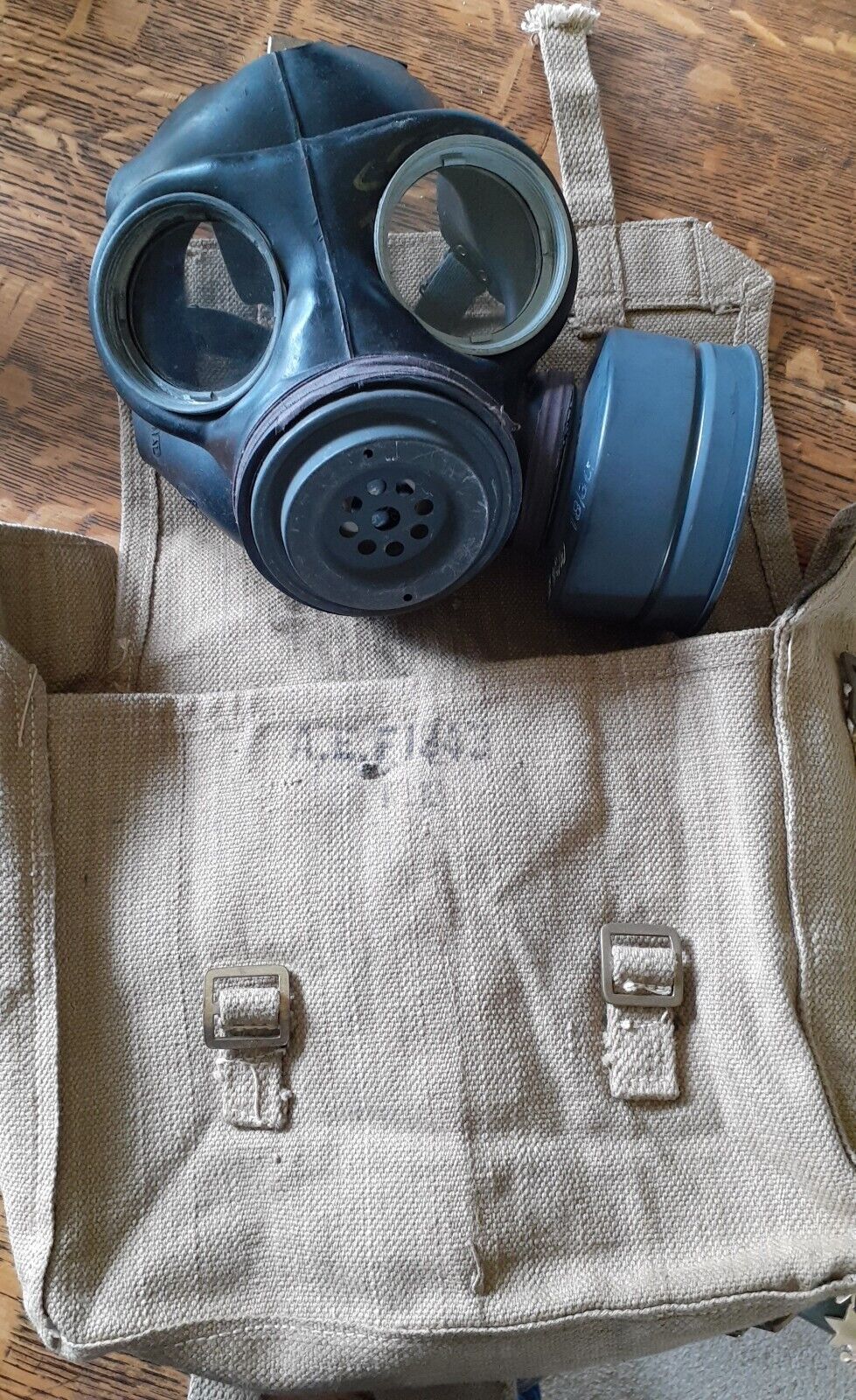 WW2 Gas Mask W/canvas Bag..authentic   1943