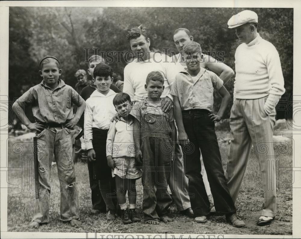 1932 Press Photo Mickey Walker & kids at boxing training camp - nes36361