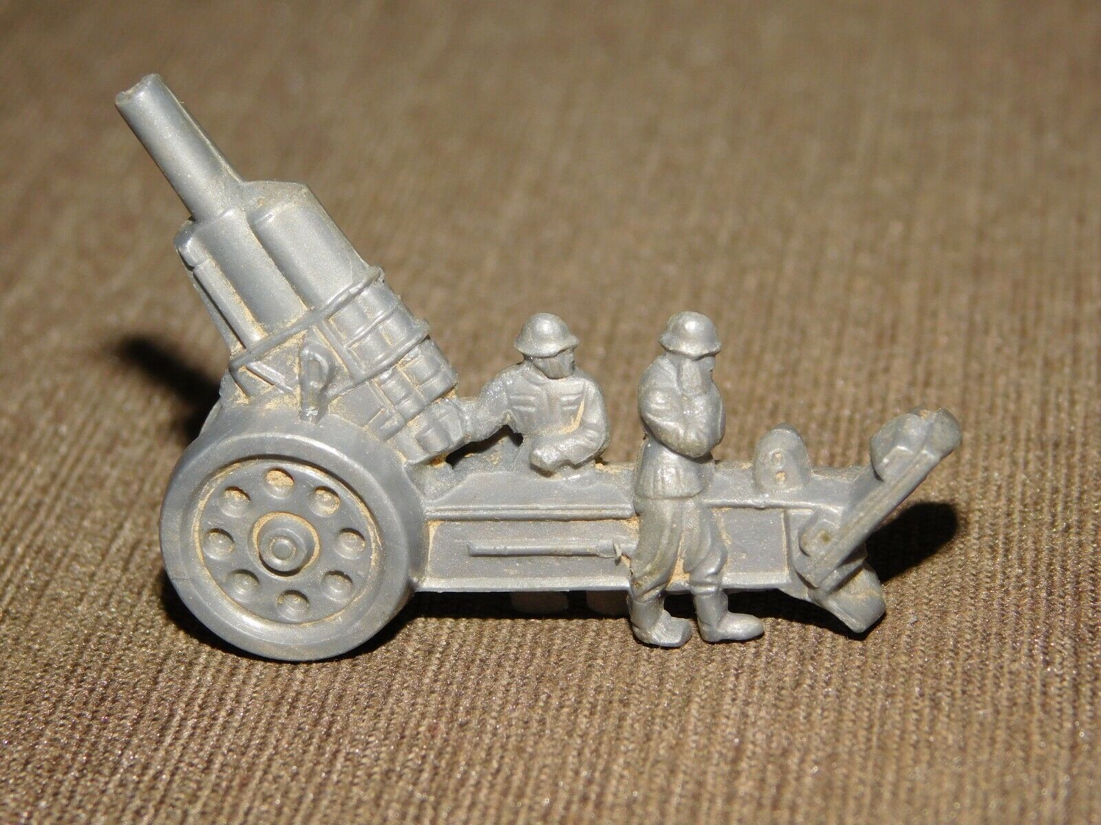 VINTAGE WWII GERMAN WHW PLASTIC SOLDIERS WITH CANNON