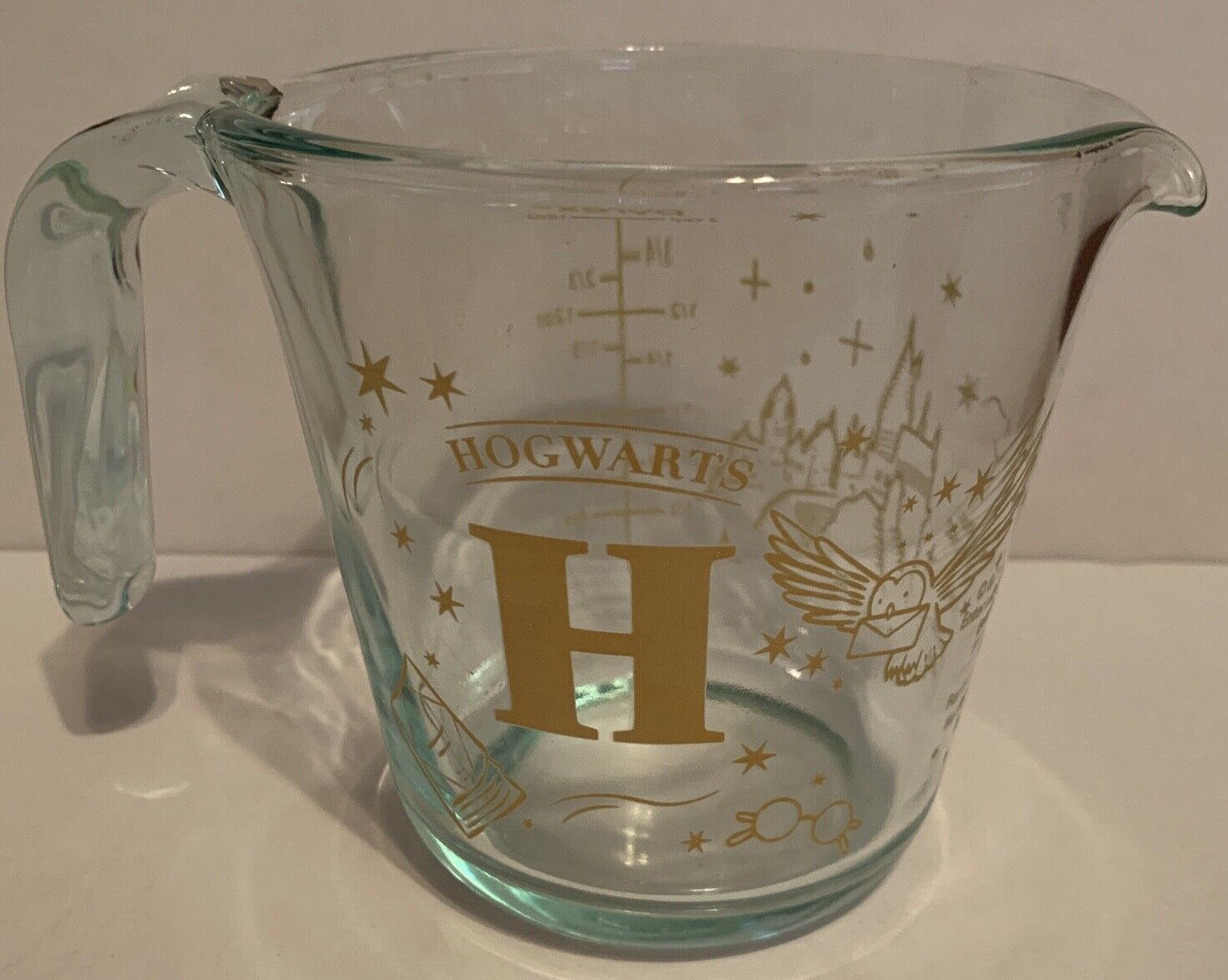 Pyrex Harry Potter Hogwarts Glass Measuring Cup Size 2 Cup Clear Gold Color New 