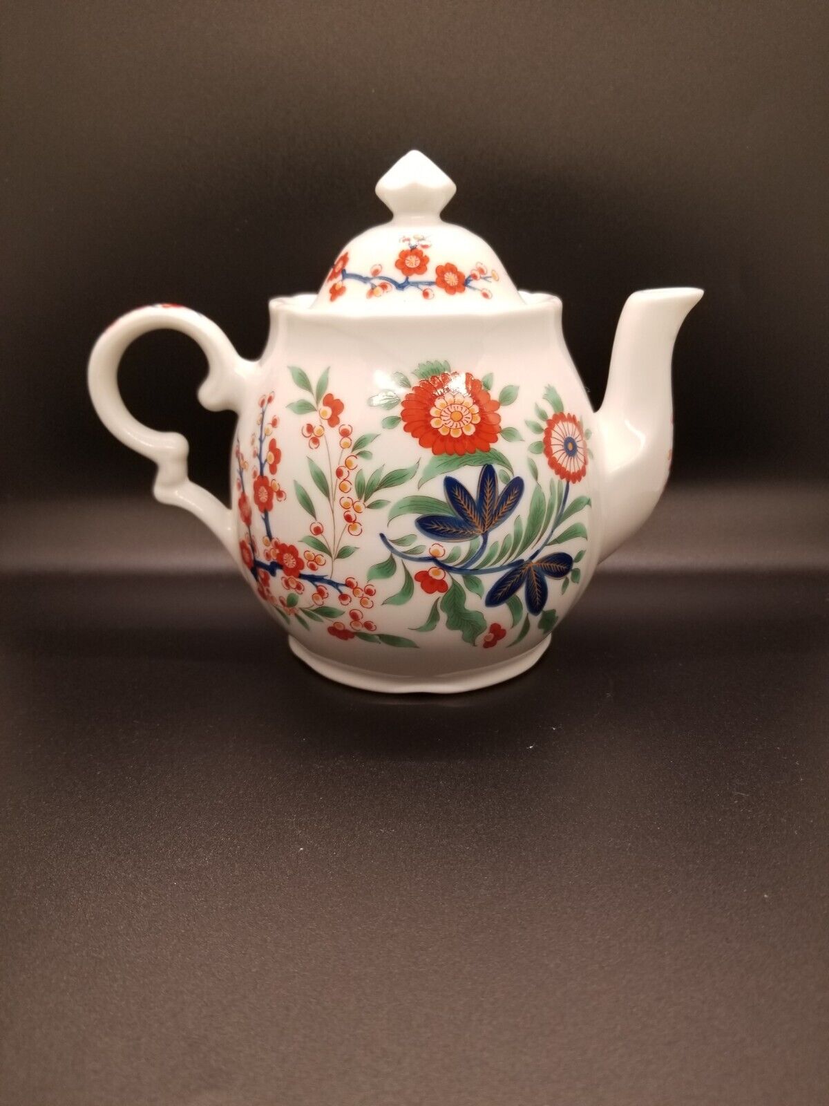Teapot, Japanese Kakiemon style design, Smithsonian collection, colorful floral