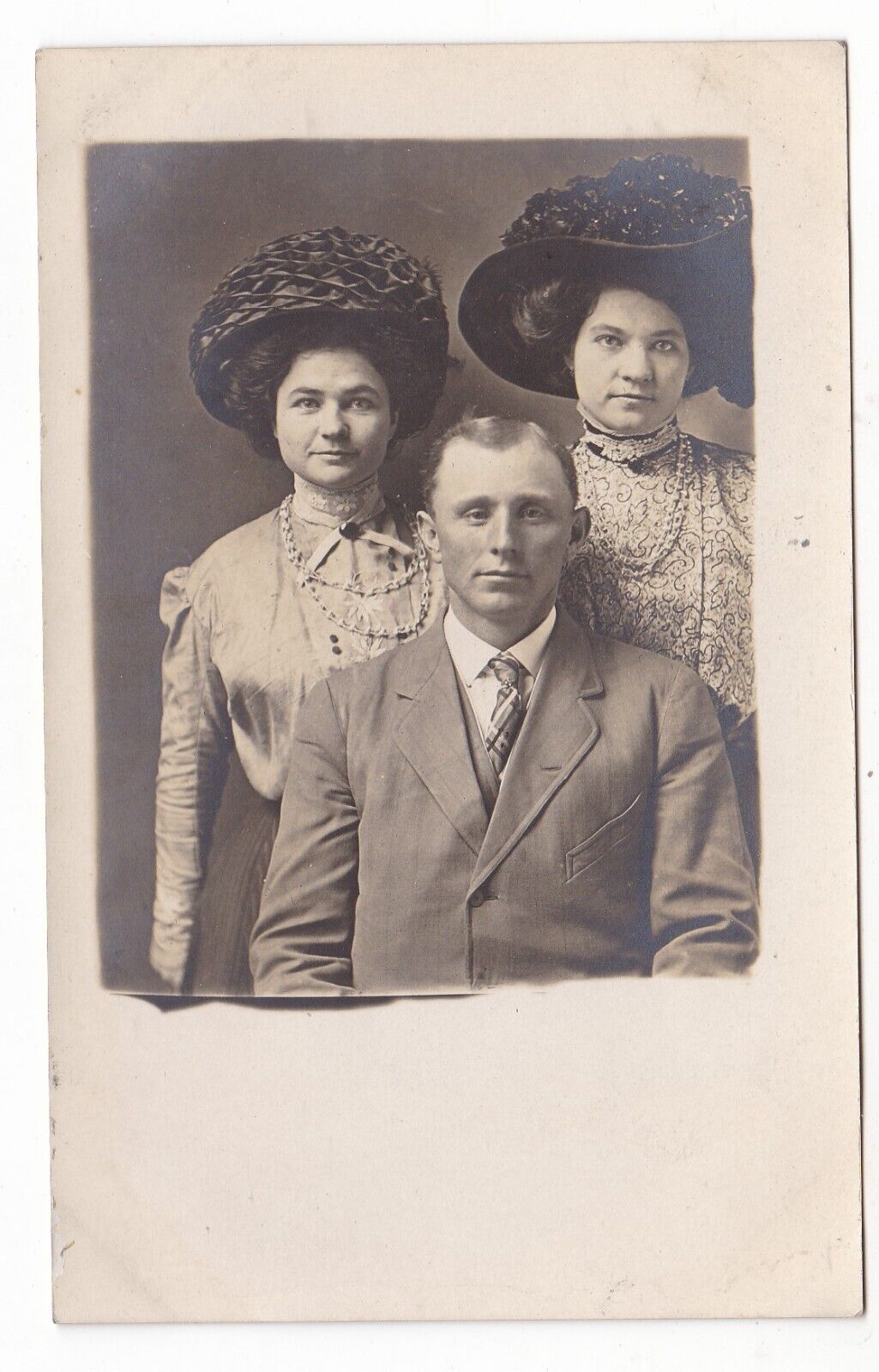 c1907 RPPC ST JOSEPH MISSOURI MAN & LADIES WILD FANCY HATS VITNAGE POSTCARD MO 