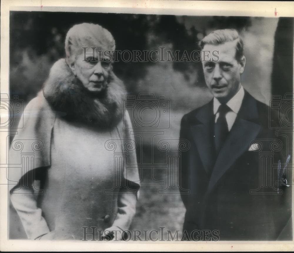 1945 Press Photo Duke of Windsor and Dowager Queen Mary at Marlborough house