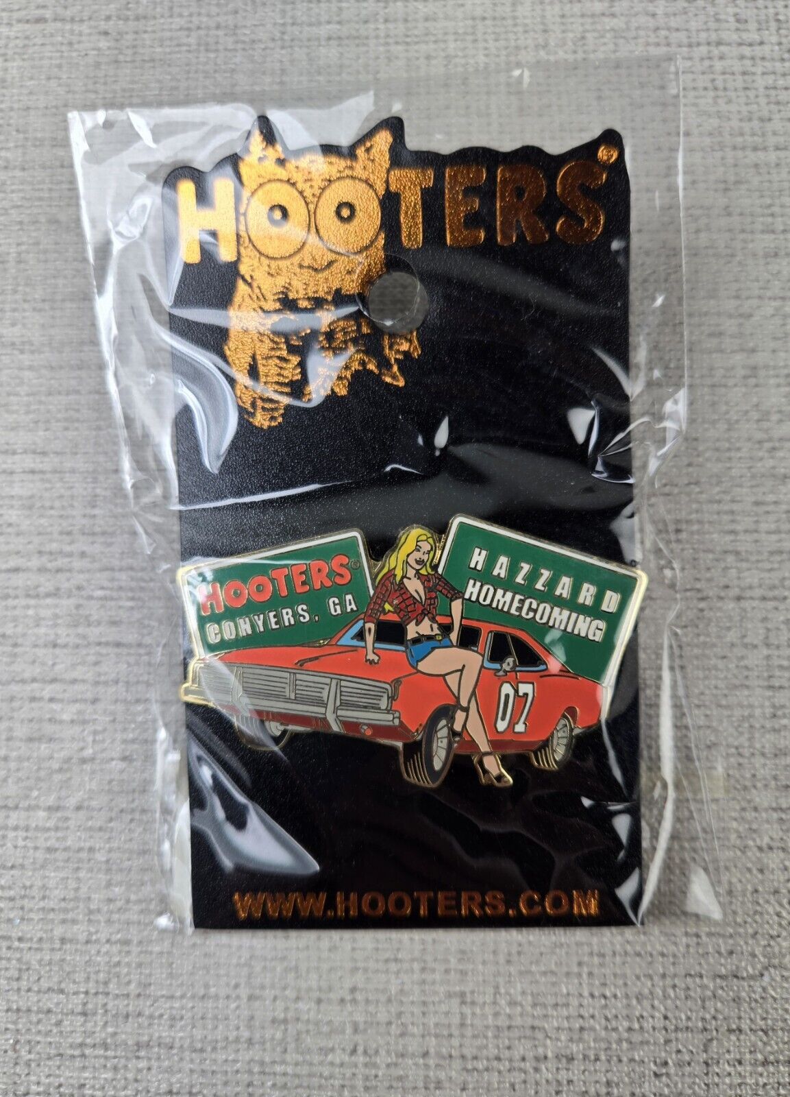 HOOTERS SEXY GIRL DUKES OF HAZZARD CONYERS GA GENERAL LEE PIN - HOMECOMING 