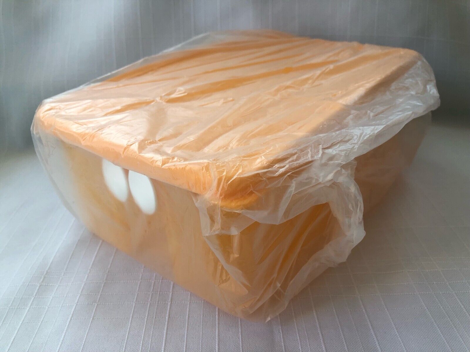 NEW - TUPPERWARE FridgeSmart Vented Container Orange - Medium Size - EXCELLENT