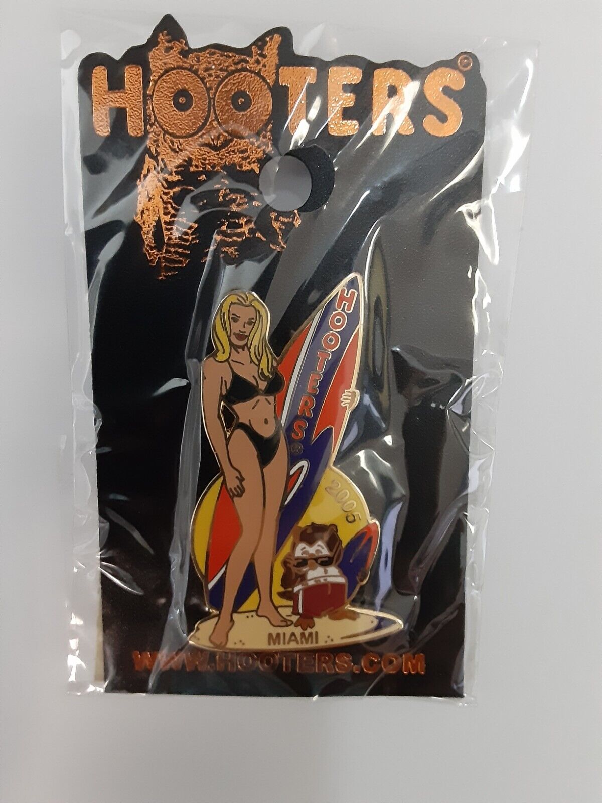 Hooters 2005 Miami Pin Surf Board Owl Bikini Girl