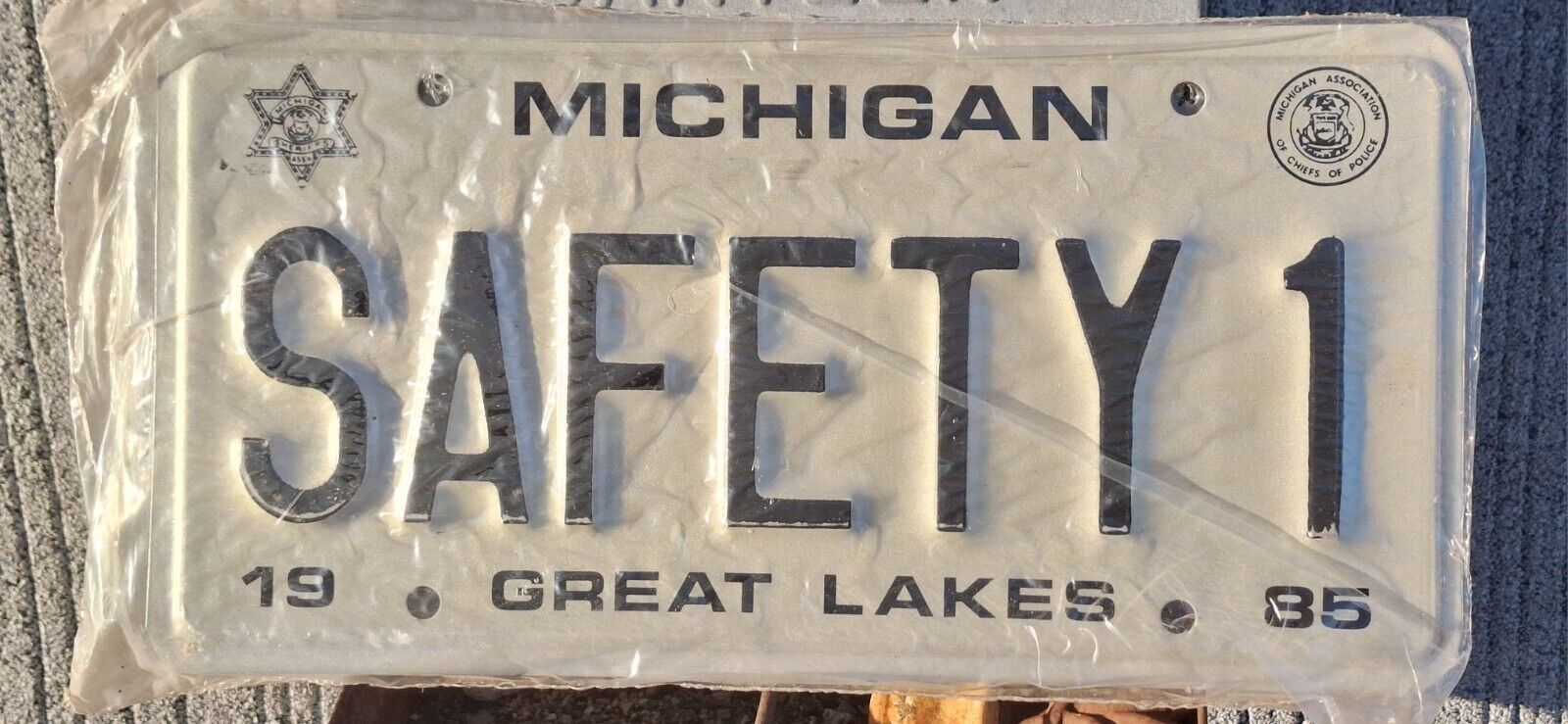 1985 Michigan SHERIFFS ASSOCIATION License Plate Booster SAFETY 1 - NOS 