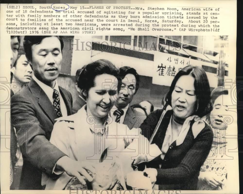 1976 Press Photo Mrs. Stephen Moon Burns Court Tickets in Protest in Seoul