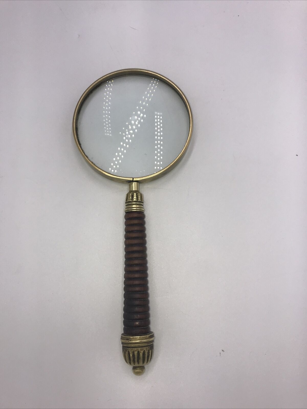 VINTAGE HEAVY METAL & RIBBED CARVED  WOOD HANDLE MAGNIFYING GLASS