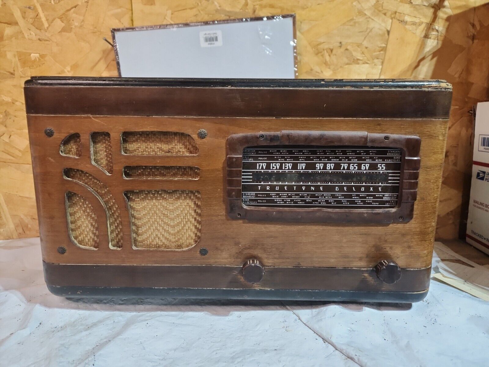 1939 - 42 Master Truetone 4 Tube Radio Rare Model D935 Wood Cabinet Restorative