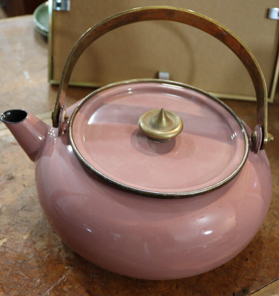 Vintage Porcelain Enamelware Teapot  pink 50 or 60s Farmhouse Decor brHandle Lid