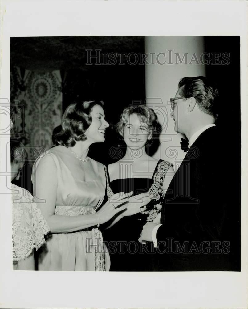 Press Photo Ingrid Bergman, actress, gestures while talks with friends.