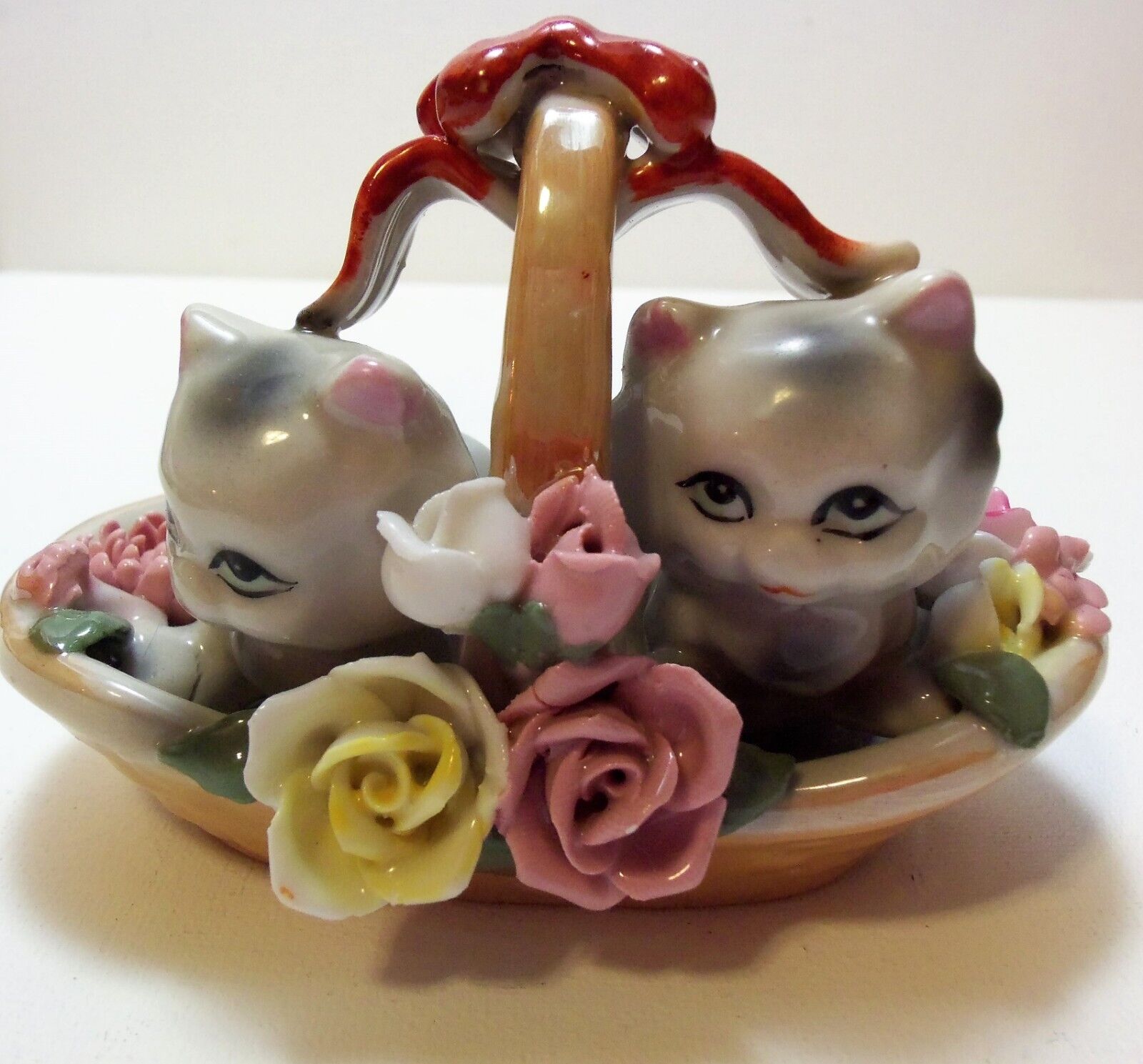 Vtg. unmarked Japan hand painted Kittens in a flower basket ceramic pottery