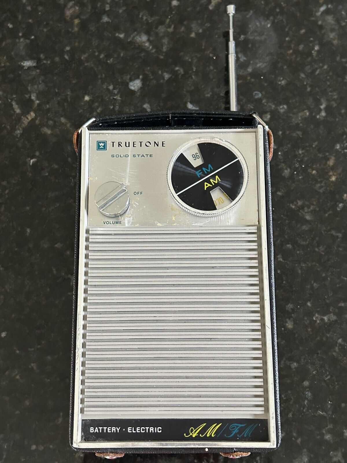 Vintage Truetone Portable Radio Model MIC3016A-07 - Electric/Battery