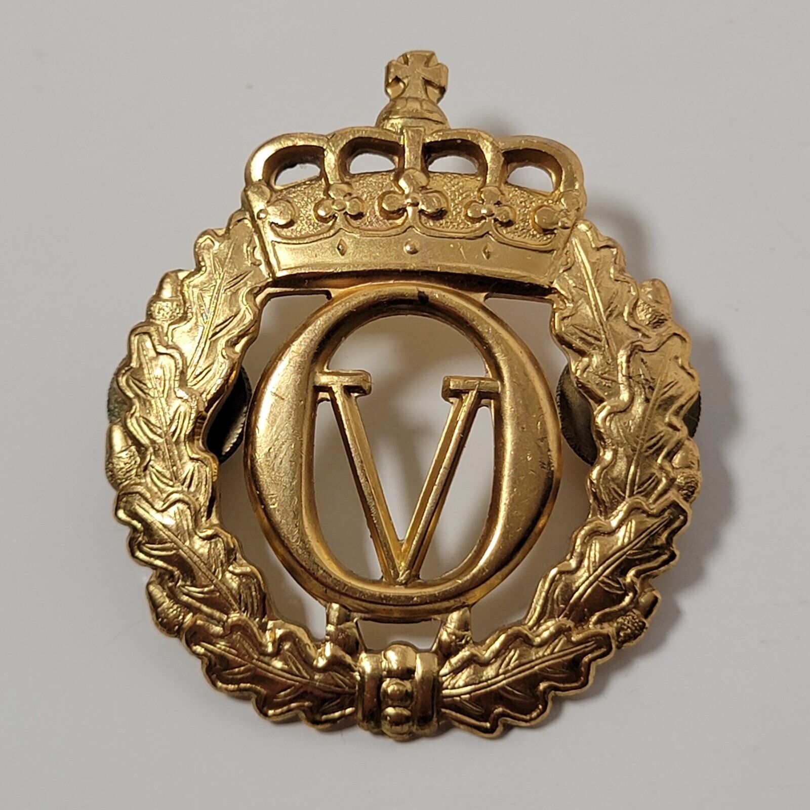 Ottar Hval Oslo Norway Army Pin Back King Olav V Gold Tone Hat Badge 
