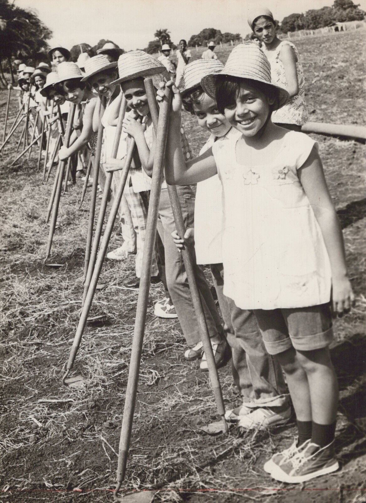 1960s CUBA CUBAN REVOLUTION MOMENT GIRLS FIELD SCHOOL VINTAGE ORIG PHOTO 759