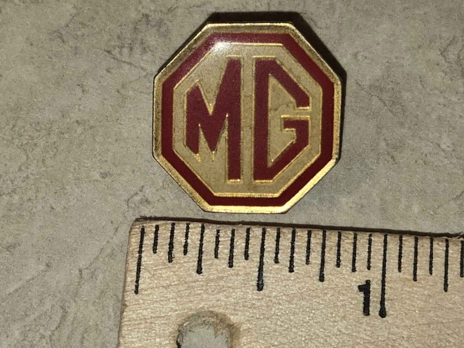 VTG C 1970\'S GOLD RED ENAMELED MG CAR BRITAIN OCTAGON PIN AUTO BADGE LAPEL TIE