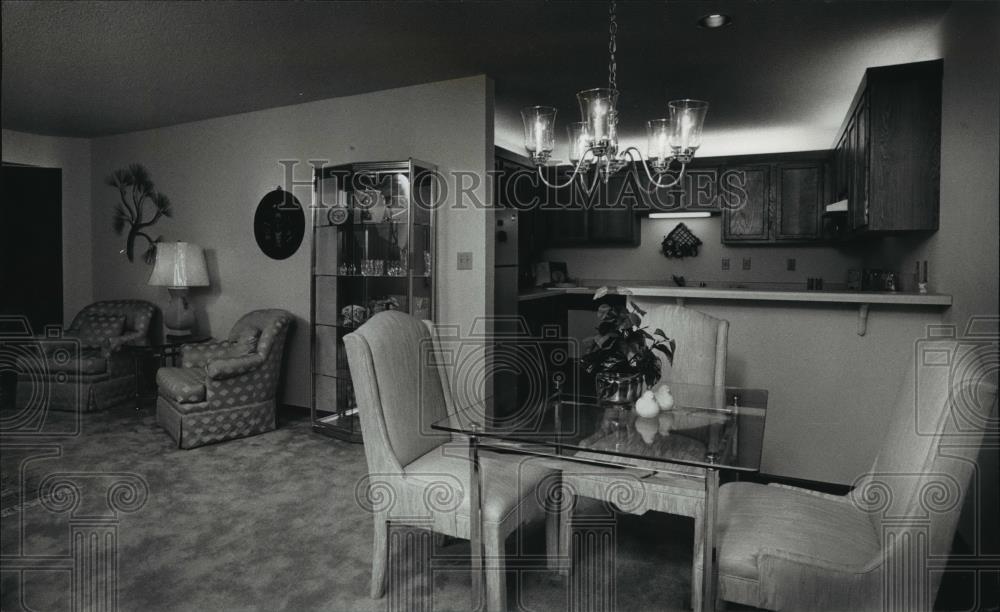 1989 Press Photo Interior of Parkside Apartments at Estabrook complex