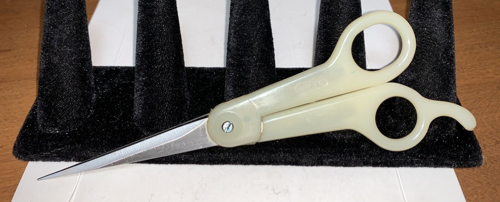 Vintage Wahl Barber\'s Scissors Haircutting Salon Shears W White Lucite Handle 7\