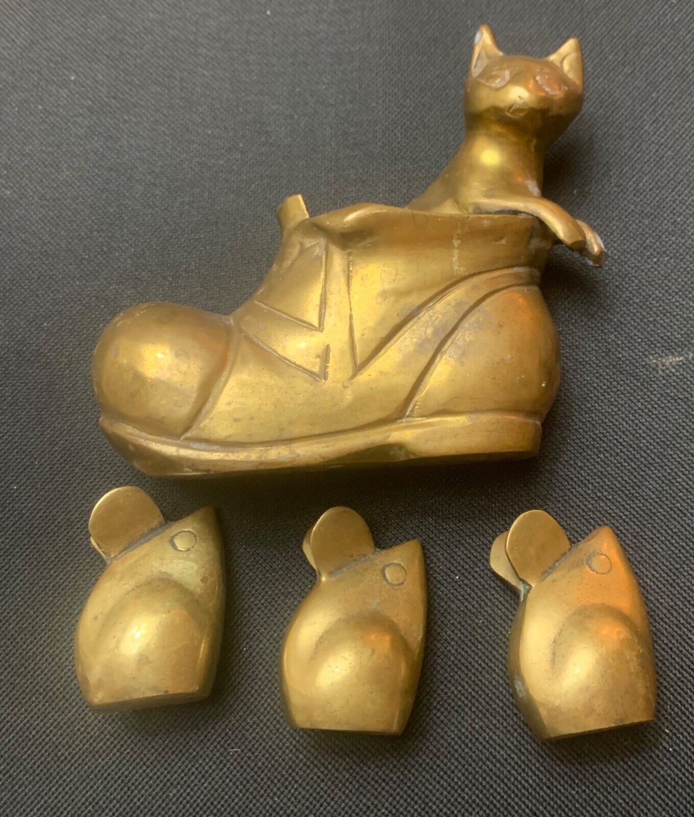 VINTAGE SOLID BRASS PUSS IN BOOTS WITH 3 BLIND MICE