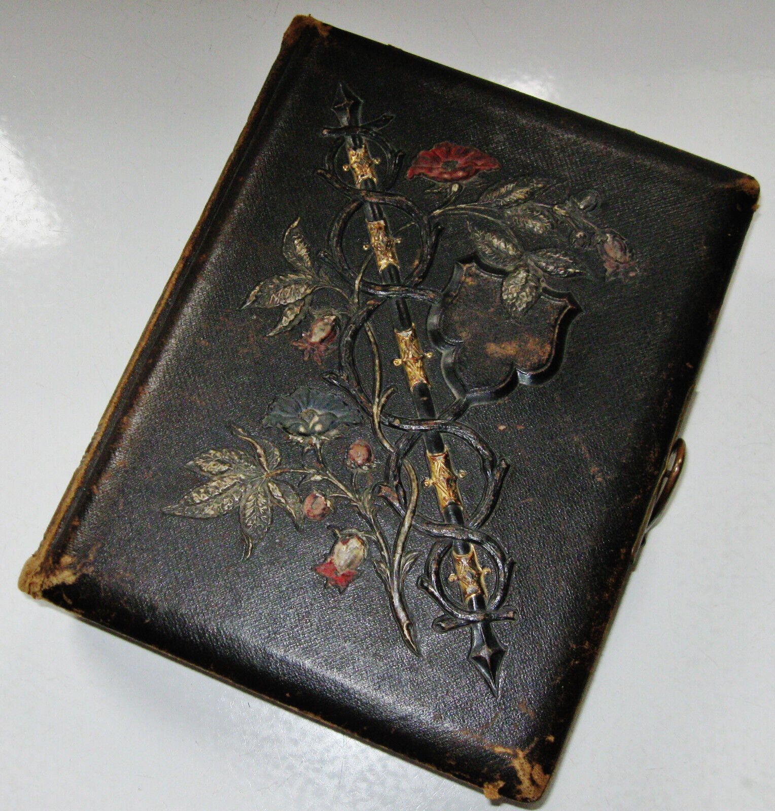 EMPTY ANTIQUE LEATHER PHOTO ALBUM HAS ROOM FOR SEVERAL SIZE PHOTOS