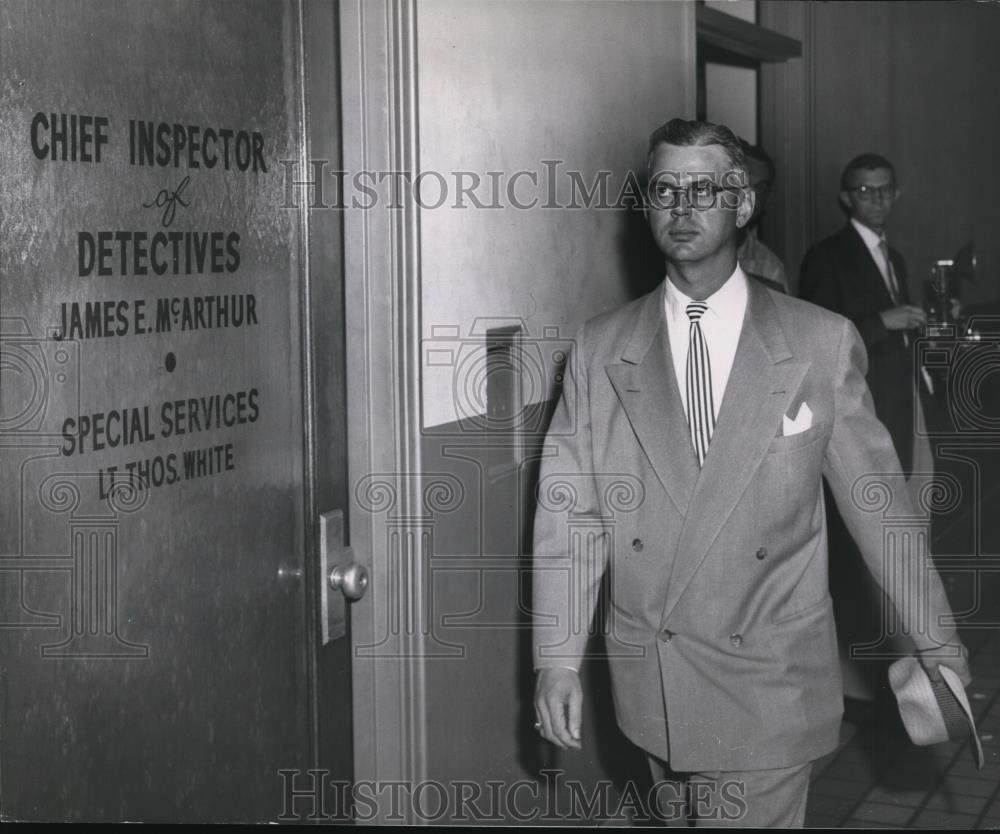 1954 Press Photo Dr. Steve approaches McArthurs office - cvb17310