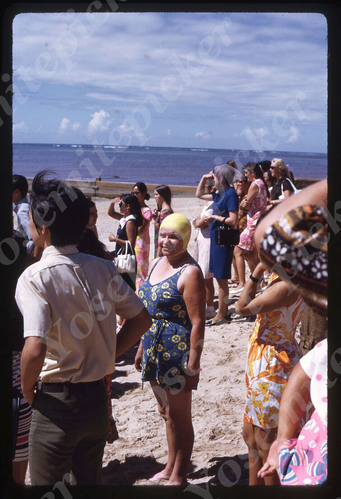 Sl84 Original Slide  1971 Hawaii  Honolulu ? full beach 324a