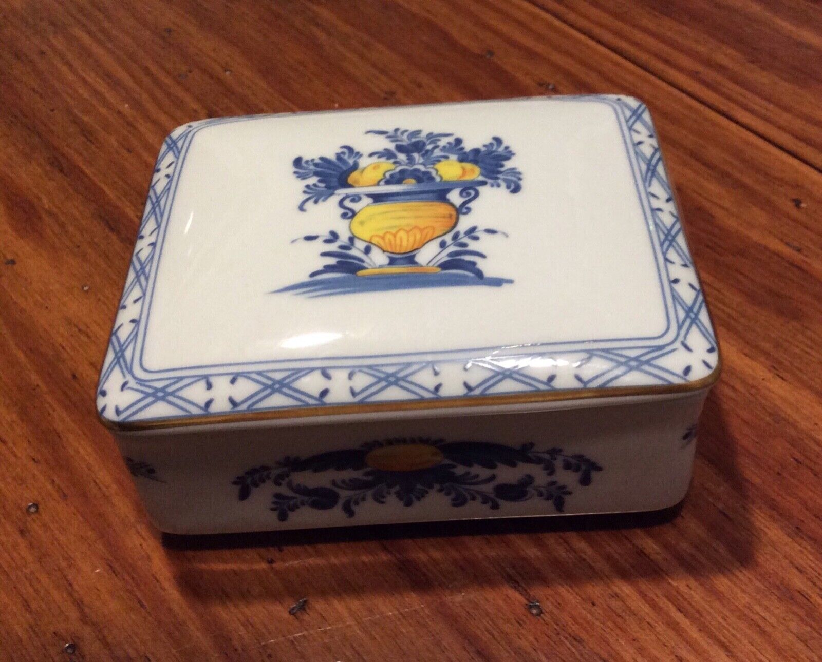 Vista Alegre Portugal Porcelain Trinket Box Approx 4 1/2 X 3 1/2 Floral Blue & Y
