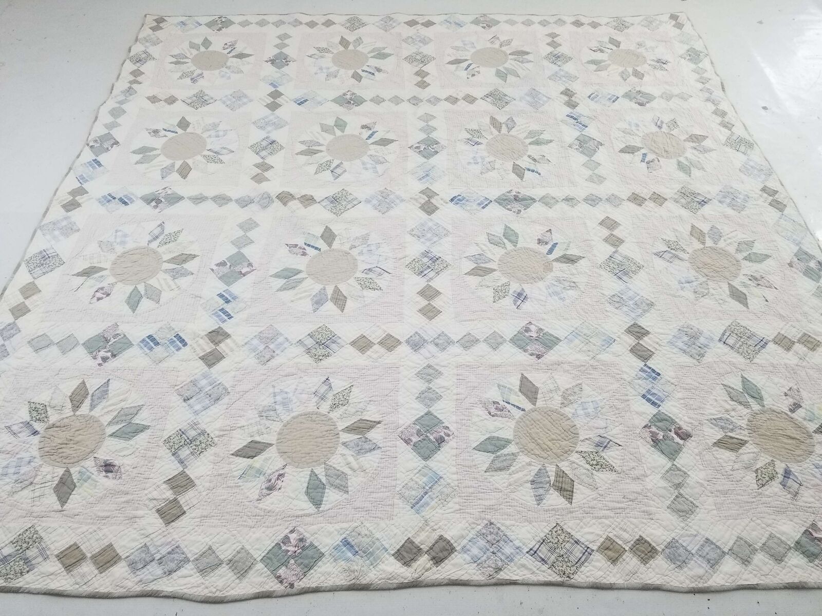Vintage Feed Sack Muted Colours Dresden Plate Quilt 81x79 inch