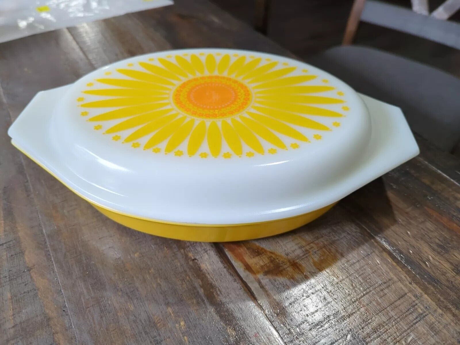 VINTAGE PYREX SUNFLOWER DIVIDED   1  1/2 QT DISH WITH LID
