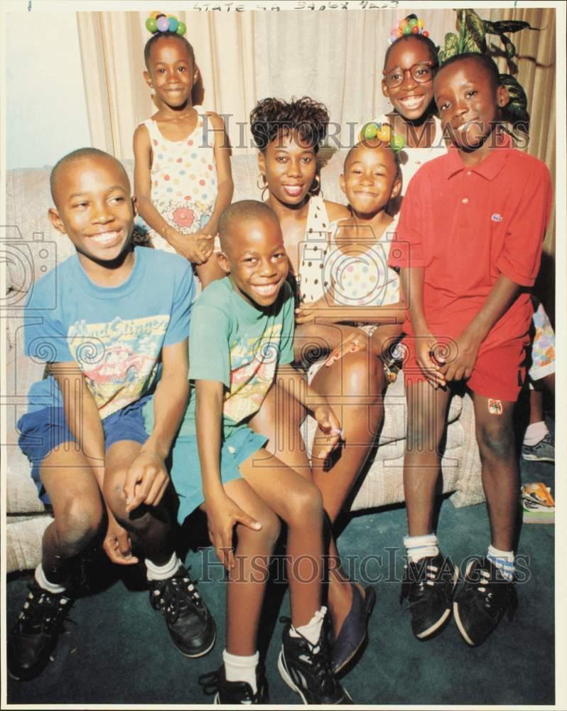 1991 Press Photo Delores Carr with six of her seven children at their home.