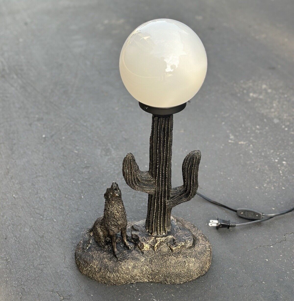 Vintage Lamp Figurine Black Western Desert Cactus Coyote Wolf Globe 20\