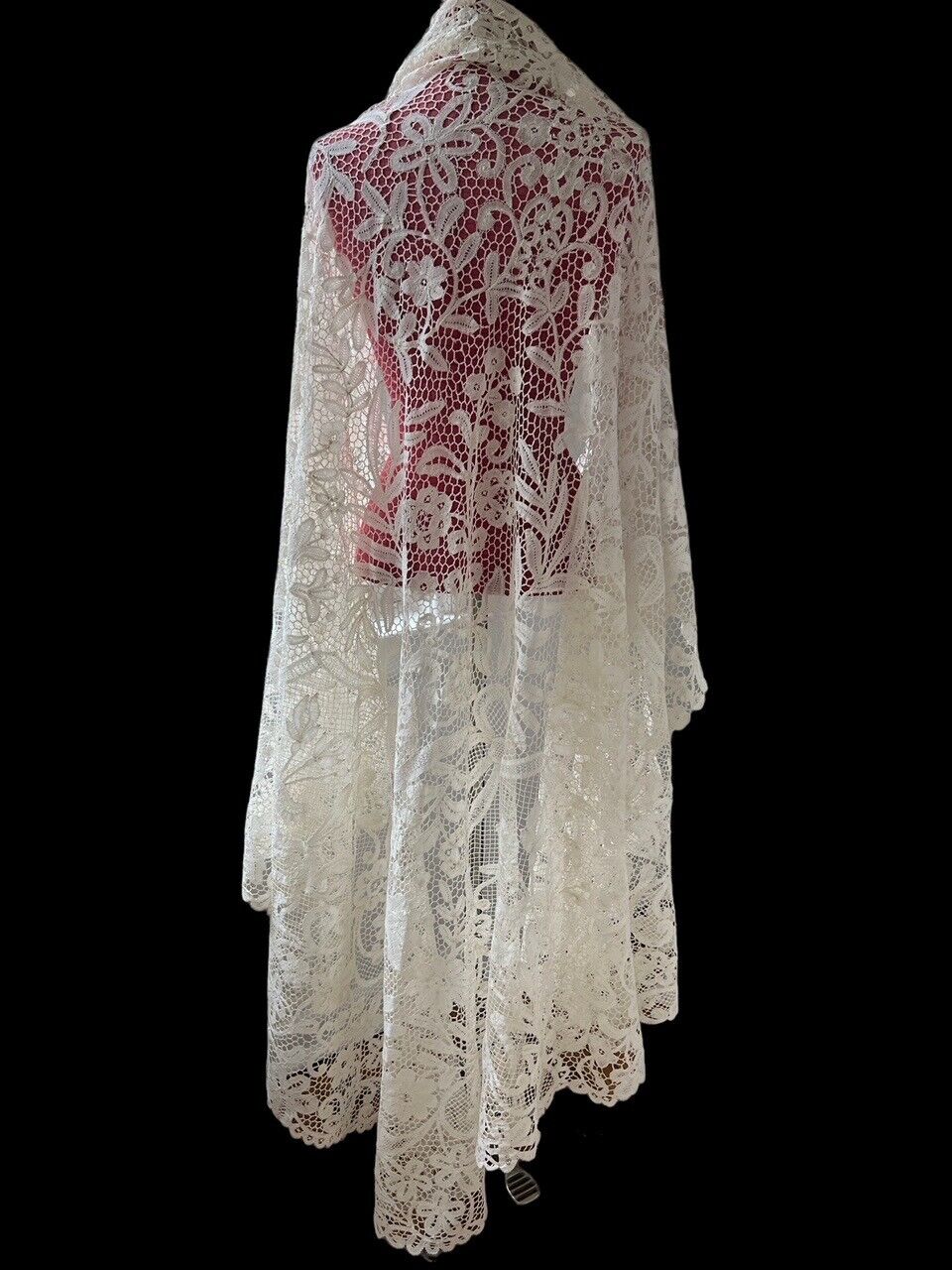 ANTIQUE LACE  - CIRCA 19THC.HAND MADE BRUGE LACE SHAWL W/BOWS,FLOWERS