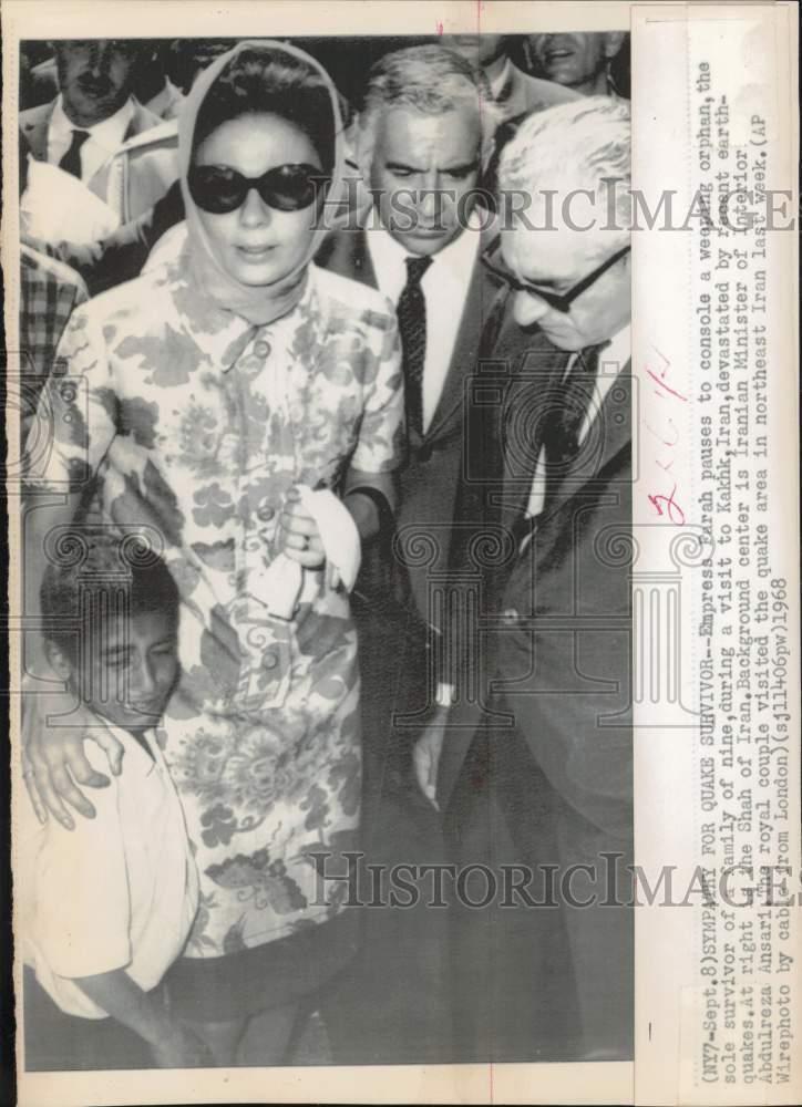 1968 Press Photo Empress Farah consoles orphan during visit to Kakhk, Iran