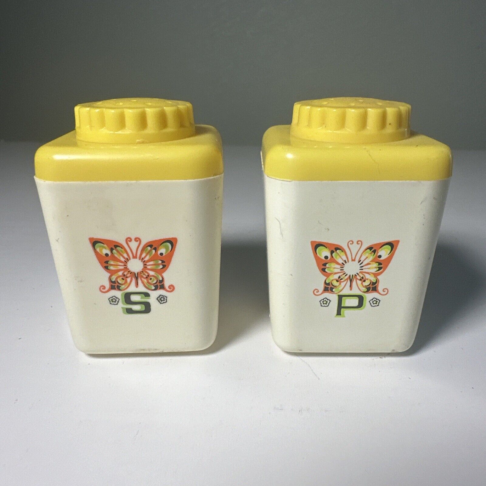 Vintage STERILITE Plastic Salt & Pepper Shaker Set BUTTERFLY 1970's Retro Yellow