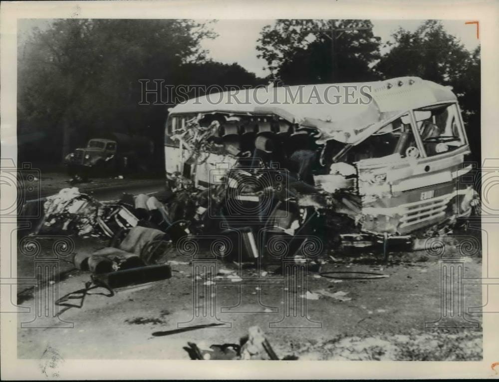 1949 Press Photo Greyhound Bus Crashed Into A Tank truck - nee96127