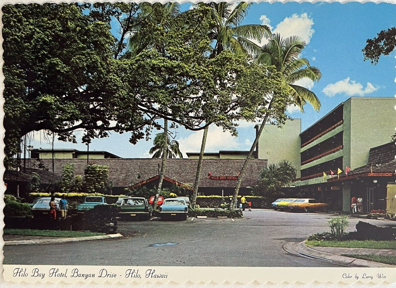 Hilo Bay Hotel Hawaii Banyan Drive Old Cars People Vintage 6x4 Postcard c1970