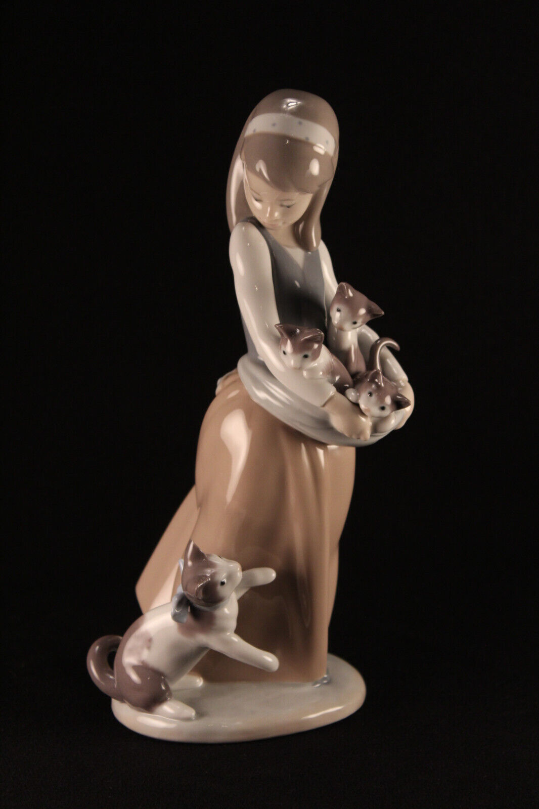 Vtg Lladro Porcelain Girl w/ Kitten Litter & Momma Cat Collectible Figurine 1309